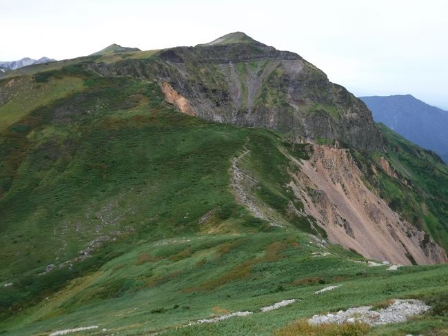 後ろには今来た道が見える。<br />あの険しい山の裏側には、平らな別世界の五色ヶ原が広がっている。
