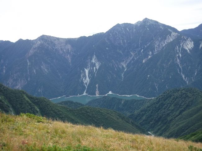 登り始めたばかりだから、登りは順調。<br />眼下には黒部湖が見えた。