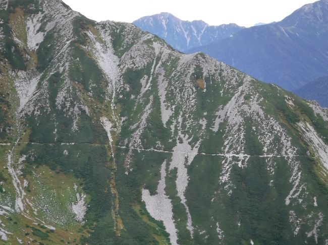 山を横切る形で見える、きれいな一本線のトラバース道。<br />今日は室堂へ降りるつもりだったが、時間にもゆとりがあるので、一の越山荘から東一の越へと続くあの道を通ることにした。<br />あとで通らせて頂きま～す♪<br />