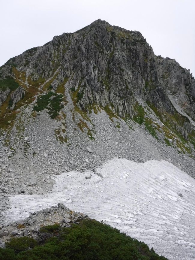 鬼岳は左にトラバースします。<br />雪渓も残っていた。<br />