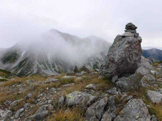 浄土山との分岐で、ガスが出てきて雄山を覆う。