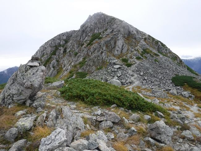 龍王岳。<br />ここで風が出てきて、ガスも流れ始めたので<br />寒くてカッパを着る。