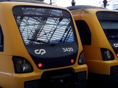 教会から5分ほど歩いてサンベント駅に来ました。
ギマランイスやブラガなどへの近郊列車が発着しています。
