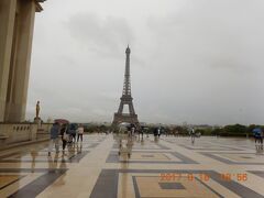この旅3回目となるTrocadero駅。初日にエッフェル塔に登れなかったので、まずはエッフェル塔に来ました。
天気は生憎の雨・・・。初日ほど激しくはなかったのが幸い。

