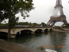 イエナ橋とエッフェル塔。
雨＆朝早くだったからか、橋の上には怪しげな土産売りはいませんでした。