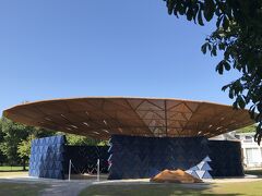 Serpentine Gallery！ずっと行きたかったんです。毎年世界的に有名な建築家たちが夏の期間だけ自分の作品をここに作るのです。

今年はアフリカの建築家、ディエベド・フランシス・ケレの作品。
ケレは安い資材で画期的な空間を作り出すことで有名。
地元のアフリカの学校を素晴らしい建築で、解放的な空間を作り上げました。