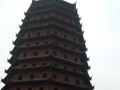 六和塔　北宋時代（960年～1127年）に、銭塘江の高波を鎮めるために作った祈念塔。7階建ての塔身は南宋時代のもので、13層の外層は清末期に増築されたもの。