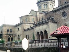 とりあえず初日は定番の観光地巡りでマニラ大聖堂へ