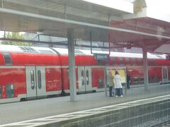 コブレンツ（koblenz)の駅に着きました。
ここからライン川観光船が出ていますが、一日２本、川を遡るので、マインツの手前のリューデスハイムまで６時間かかります