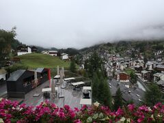 朝８時、朝食を終えて部屋へ戻ってきました。窓からは低い雲？霧で山は見えません。