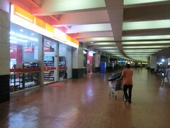 18:03(ジャカルタ時間)
インドネシア.ジャカルタに到着しました。

以前来た時は、ビザが必要で空港で30$払わなくてはならなかったのですが、今は不要になったようです。
入国審査も待ち時間なく、30分で出てこれました。