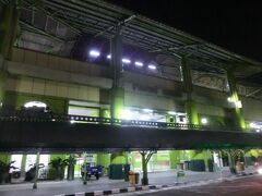 ジャワ島の長距離列車の起終点駅であるガンビル(GAMBIR)駅。
高架の立派な駅です。