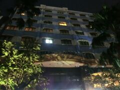 19:38
ガンビル駅から徒歩15分。
今夜の宿、パラゴンギャラリーホテルに着きました。
ゴンタンディア駅から徒歩3分のエコノミーホテルです。
では、入りましょう。