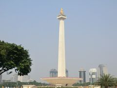 ジャカルタ中心部のシンボル‥･独立記念塔｢モナス｣です。

高さ132mあり、ジャカルタ市内が一望できる展望台と、地下は博物館になっていて、1945年8月17日にスカルノ初代大統領によって読み上げられた｢独立宣言文｣が収められており、頂上部にある50kgの純金が輝いています。