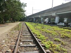 9:33
ガンビル駅に到着。
高架になる前の、ガンビル駅構内線路が残されています。