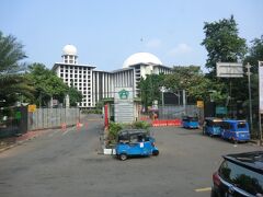 東南アジア最大級のモスク｢イスティクラル･モスク｣です。
17年の歳月をかけて建設されました。
宗教の力の凄さを感じる巨大建築物です。