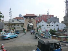 なにやらテーマパークのような建物が‥
｢パサール･バル｣と言うショッピングアーケードで、靴･スポーツ用品･衣料品･メガネ･貴金属などのお店が軒を連ねているそうです。