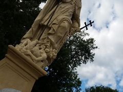 　街の中央にはマルクト広場である「ザハリアーシュ広場」があり、
聖母マリアの柱像が立っています。
　