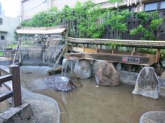 嬉野温泉.湯けむり広場。
温泉が流れる人口池があり、自家源泉を持つ入浴施設「百年の湯」があります。