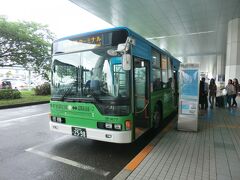 11:28
福岡空港の国際線と国内線は無料連絡バスがあります。
乗りましょう。

②福岡空港連絡バス‥無料
国際線.11:30→国内線.11:40