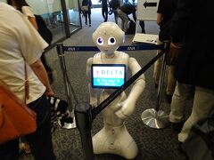 成田空港の国際線乗継ではロボットが案内。かなり混雑しており、保安検査と出国審査に15分ほど要しました。