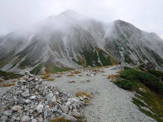 しかしなんとか天気はもっているぞ。<br />反対方向に見えている槍ヶ岳や笠ヶ岳は、まさに雲に覆われていた。<br />南から天気が崩れてきているようだ。