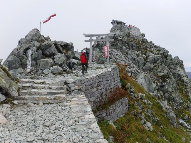 人の渋滞に巻き込まれながら、雄山へ登ります。<br />子供からお年寄りまで、溢れている。<br />五色が原から一の越山荘までは、人がいる方が珍しかったのでちょっとドギマギ。