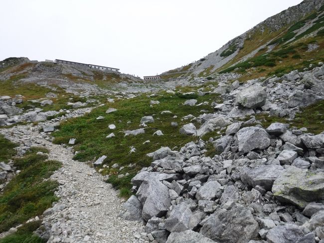 一の越山荘まで降り、室堂方面ではなく東一の越をとおって黒部湖へ降りることに。<br />さっきまでの混雑が嘘のように誰もいない。