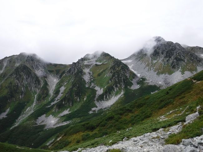 歩く横には獅子岳、鬼岳、龍王岳揃い踏み。<br />