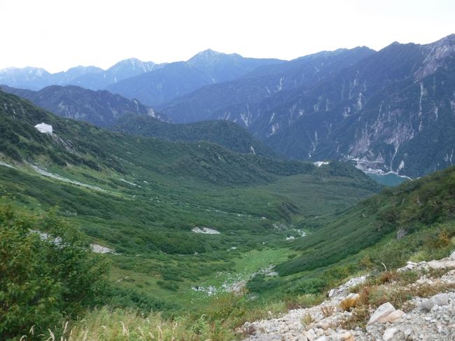 ちょっと急な下りが続きます。<br />眼下に見えている、黒部湖を目指して一気に下ります。