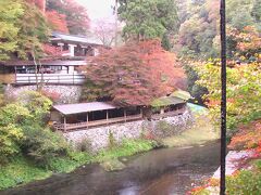 もみぢ家別館川の庵｢加茂｣(全景）と清滝川