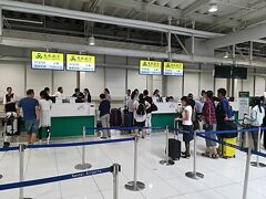 春秋航空のカウンターが第１から移転してきていました。
空いていてスムーズにチェックイン。

それにしても春秋航空って、２年前に関空と提携して、
１日１００便以上飛ばします！って宣言していたのに、
このところ減便が続き、いまは上海などわずか数都市に激減。
利用価値高かったのになあ。
第２ターミナル造った関空会社もハシゴ外された感じだろうな。
