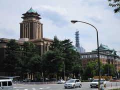 手前が市役所、右が県庁です。市役所の方が名古屋城より古いそうです。