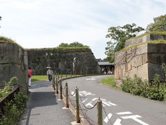 大きな石を使った名古屋城の石垣。
