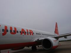 9/16   前日は北のミサイルが飛んできて
Jアラートは鳴るわ、台風は来てるわで
不穏だらけでしたが釜山行きは飛ぶ！
まずはひと安心。
お初のチェジュ航空でしたが
荷物に関してはゆるいというか
厳密ではない印象。  
釜山までは福岡行くのと変わらない
距離感、とても近いです。
時差もないし・・・
