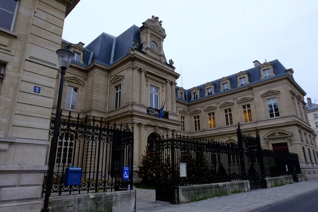 パリ3区はタンプル区とも呼ばれるが、これは、この地にテンプル騎士団のパリ支部があった事が由来となっている。3区の区役所とタンプル公園に挟まれたウジェーヌ・スピュレ通りに建っていたのがタンプル宮殿の大塔、いわゆるタンプル塔であり、バスティーユ解体後も監獄として利用されていた。8月10日の蜂起で捕らえられた国王一家が収監されたのが、このタンプル塔だった。<br />＝＝＝＝＝＝＝<br />十三世紀、ルイ9世の時代に建てられたという完全な封建時代の遺物で、尖塔を築き、矢迫間を設け、あるいは櫓を建てと、ただ押し寄せる敵を撃退することだけを考えた、純粋に軍事的な建築物である。国王一家は向後そこに暮らせというのが、蜂起の自治委員会の希望であり、容れた立法議会の決定だったのである。<br />（中略）<br />かねてからの住人を追い出してみれば、またタンプル塔も牢獄めいていた。ルイが思うに、石造りで冷たく、また室内が薄暗いからだ。建築技術が稚拙な時代に造られた憾みで、どれだけ工面の改築を重ねても、窓を大きく取れないという基本だけは変えることができないのだ。<br />＝＝＝＝＝＝＝