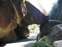 石門
巨大な花崗岩に囲まれた石門は先端がわずかに離れています。