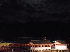 そして、厳島神社も。

月が出ています。少し曇っているようですね。