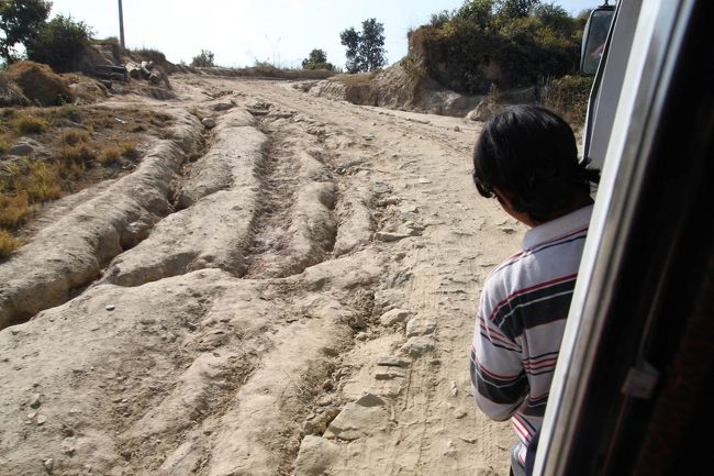 山道は舗装されてない上に雨でえぐられ、こんな状態。ネパールではたくさんバスに乗ったことがあるが、その中でも最悪のバスだった。8時に出発したバスがカトマンズに着いたのは14時だ。走行距離は100㎞は無いと思われる。