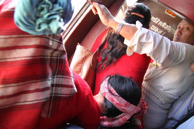 次はバンダナおば様が、気持ちわり～・・・って、私に覆い被さる様に窓からゲロゲロ。