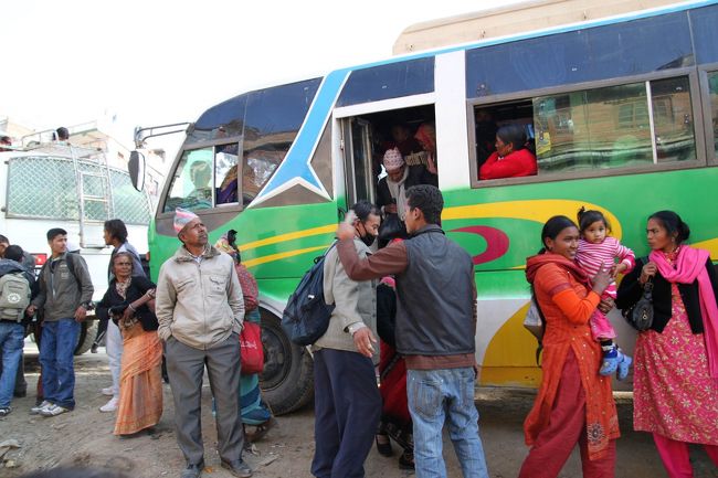 カトマンズに着いて、ようやく解放された。<br /><br />さて、話はここからややこしくなる。<br /><br />このトレッキング、カトマンズの旅行会社に9泊10日の予定で金を払ってある。トラブル(雨とか)があったら困るので予備日として1日確保してあった。ところが順調だったので8泊9日でカトマンズに戻って来た。無事に戻ったらこの旅行会社に報告することになっている。<br /><br />何も問題ない・・・と思っていたが、意外な事態になった。ギャルツェン曰く、10日間のところを9日間で帰っちゃうと、給料は9日分しか貰えない。　な～るほど、それは大いに有り得る。<br /><br />カトマンズのホテルに泊まるとバレるかもしれないので、俺の家に泊まってくれ・・・だと。私は他人様の家に泊まるの大好きなのでいいのだが、もう3日も民泊してるし、ホテルでシャワー浴びてゆっくりしたいなぁ、という気持ちもあった。<br /><br />しかもトレッキング中にギャルツェンが白状したんだけど、半年前に結婚したばかりなんだって。その愛の巣に「日本製くたびれオヤジ」が泊まっていいの？　奥様に9日ぶりに会うんだろ！<br /><br />