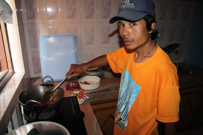 家に来い・・・と言われたら断らないのが信条なんで、新婚さんの家に行った。奥様が迷惑そうだったら、ホテルに行けばいいか。<br /><br />奥様はまだ仕事から帰ってなかったので、ギャルツェンが「とりあえずラーメン」を作ってくれた。ネパール人は袋のインスタントラーメンが大好きだ。<br /><br />その後、私が好きなボダナートに行った。