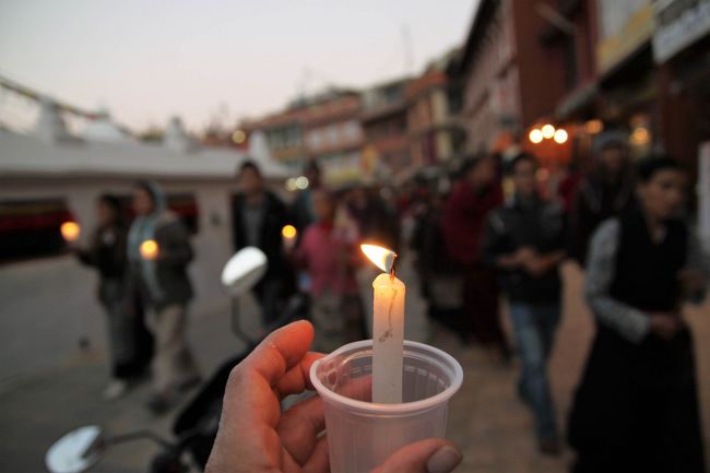 中国共産党の弾圧を受け続けているチベット人に、唯一残された抵抗の焼身自殺を防ぐために、ところどころに大きな消火器を持った警官が立っていた。<br /><br />静かで痛々しい眺めだ。<br /><br />じゃ、一緒に回ってみましょう。<br />https://youtu.be/FuVEmzWBr4s