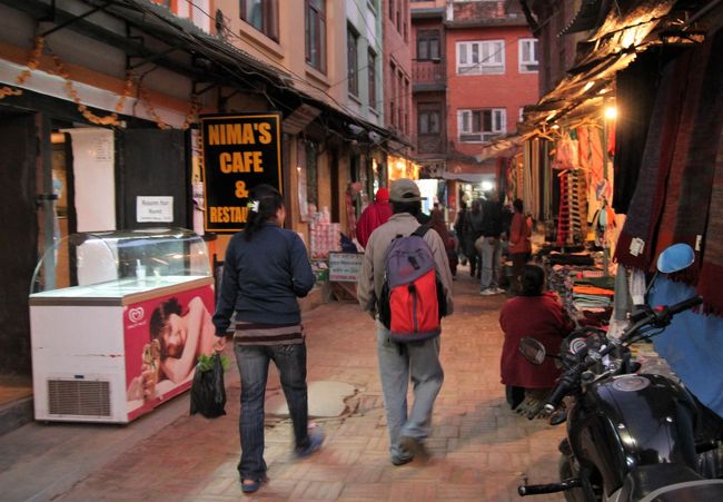 夕闇迫るカトマンズを、新婚さんの後を着いて行く。