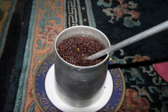 これトウンバっていうネパールのお酒なんだけど、雑穀にお湯を掛けると、あら不思議・・・お酒になるのさ。アルコールは3-4度って感じだが、飲み終わったら再びお湯を注げば、おお、また酒になってるじゃん！　こりゃ無尽蔵の酒蔵を手にした様なものか！　ネパールマジックだ！！　夢はあっという間に冷め、三杯目はタダのお湯に近い。<br /><br />暖かい酒を専用の穴あきストローで飲むので、意外と効くから弱い方は要注意。