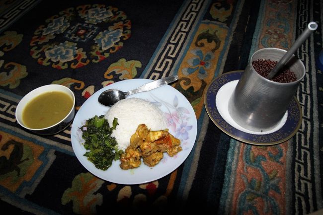 何時でも何処でもダルバート。<br />これが新婚ダルバートだ！　豪華チキン付き。ちなみにネパールでは鶏肉が一番高い・・・う～ん、歓迎されてるんだろうか。<br />