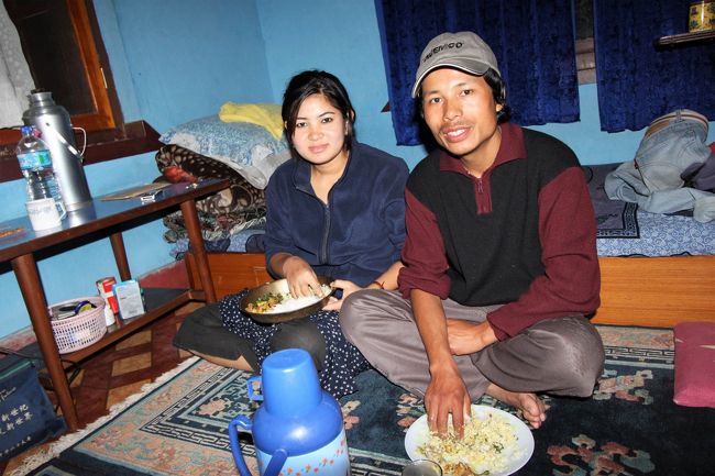 当然、手で食べるのがマナー。<br /><br />で、新婚ギャルツェン家に泊まって、翌日はカトマンズをのんびり観光。そんな写真は次回「ネパール面白写真」として、順不同でアップしようかと思ってます。<br />