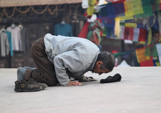 祈ってる人を撮っちゃいけないと思うのだが、ヒトは真剣に祈る姿は本当に美しいと思う。で、時々どうしても気持ちを抑えられないことがある。<br /><br />