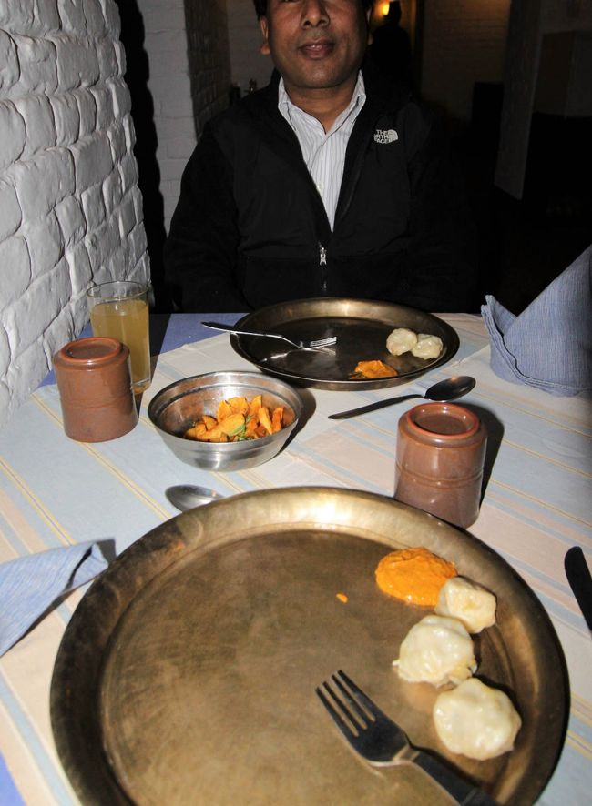 さて、旅行会社を上手くゴマかして、社長さんに「帰って来たよ～、面白かったよ」と報告に行ったら、一緒にディナーをしましょう・・・ってことになった。前回は社長のお宅に招待されて、家族と一緒に奥様が作ってくれた「ダルバート」を食べたのだが、今回は市内の高級レストランで「ダルバート」。<br /><br />料理はでっかい真鍮のお皿に順番に出て来る。何か飲む？って聞かれたので、ブランデーと地酒のロキシーを頂いた。