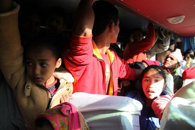 ティンブーで乗った時には空いていたバスだが、途中で次々と乗り込んで来て、あっという間に超満員になりネパールっぽくなってきた。